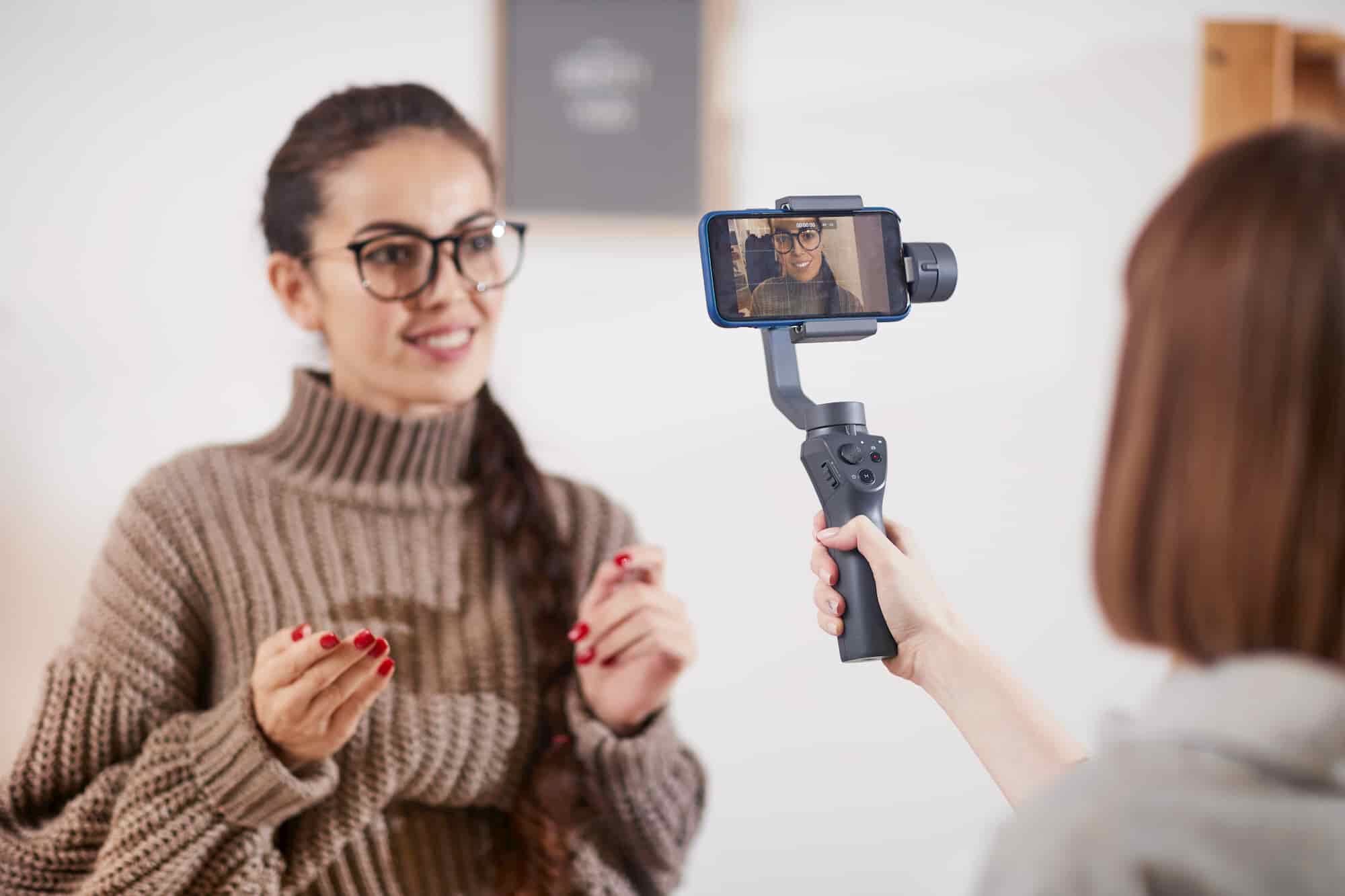 Lächelnde Frau filmt mit dem Smartphone – Vorschaubild des Workshop-Videos