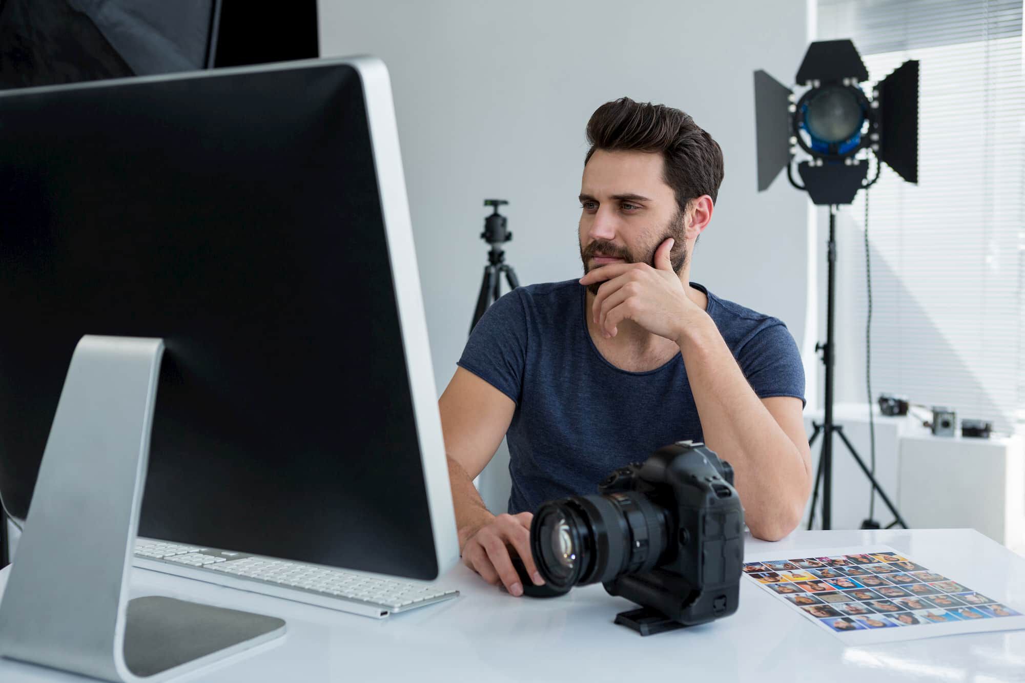 Fotograf arbeitet am Schreibtisch – Vorschaubild des Kursvideos